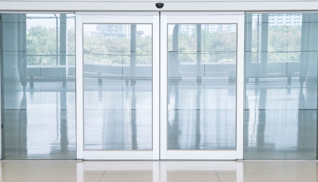 puerta automática de cristal cerrada