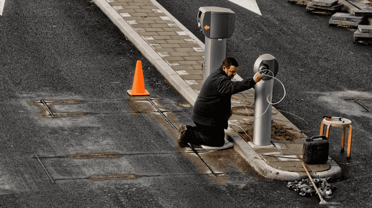 hombre instalado barrera de control de parking