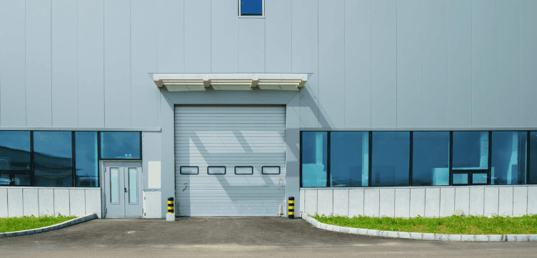 puerta rápida de nave industrial cerrada
