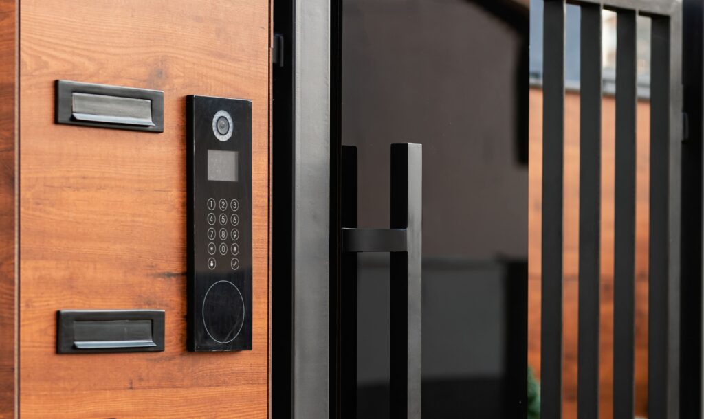 imagen de puerta automática junto a su porterillo electrónico